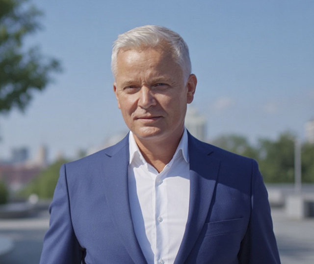 Fredrik Bengtsson, leg. psykolog på Euro Accident, sitter ned och tittar in i kameran