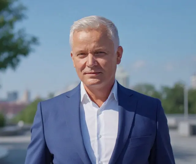 Fredrik Bengtsson, leg. psykolog på Euro Accident, sitter ned och tittar in i kameran