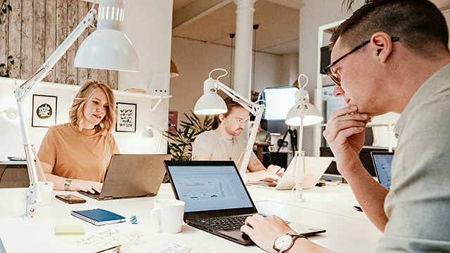 Personer i kontorsmiljö