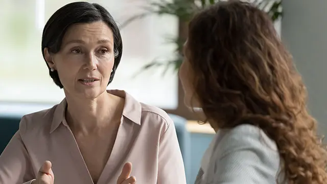 Person med headset sitter framför en dator