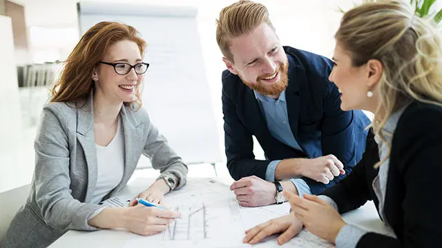 Person med headset sitter framför en dator