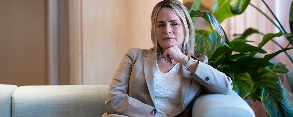 Malin Edlund, leg. psykolog på Euro Accident, sitter i en soffa och tittar med allvarlig blick in i kameran