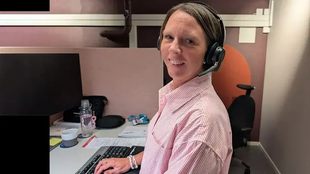 Medarbetare på Euro Accident gestikulerar och ler stort