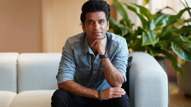 Medarbetare på Euro Accident ler stort och formar ett hjärta med händerna