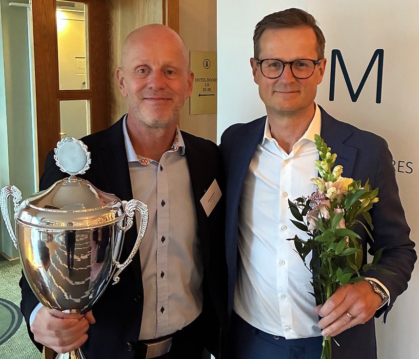 Staffan Johansson, Chief Business Area Officer Sweden, och Fredrik Bergström, vd, vid prisutdelningen.
