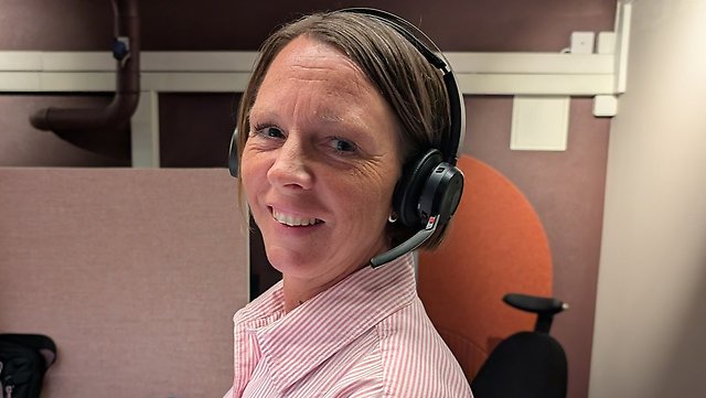 Medarbetare på Euro Accident gestikulerar och ler stort
