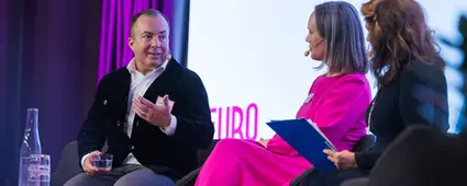 Euro Accidents psykolog sitter på scenen och deltar i panelsamtal på FemHealth Summit 2025