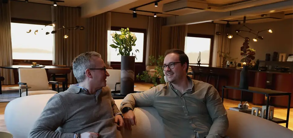 Andres og André i sofaen på kontoret hos Euro Accident.